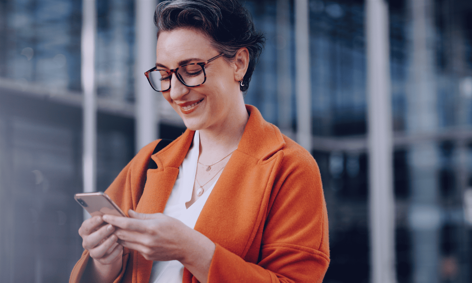 Frau guckt glücklich auf ihr Buyer Portal